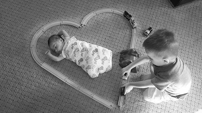 sau tai nan chiec o to hong hoan toan nhung 2 dua tre van an toan chi nho mot hanh dong cua nguoi me