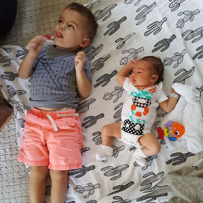 sau tai nan chiec o to hong hoan toan nhung 2 dua tre van an toan chi nho mot hanh dong cua nguoi me