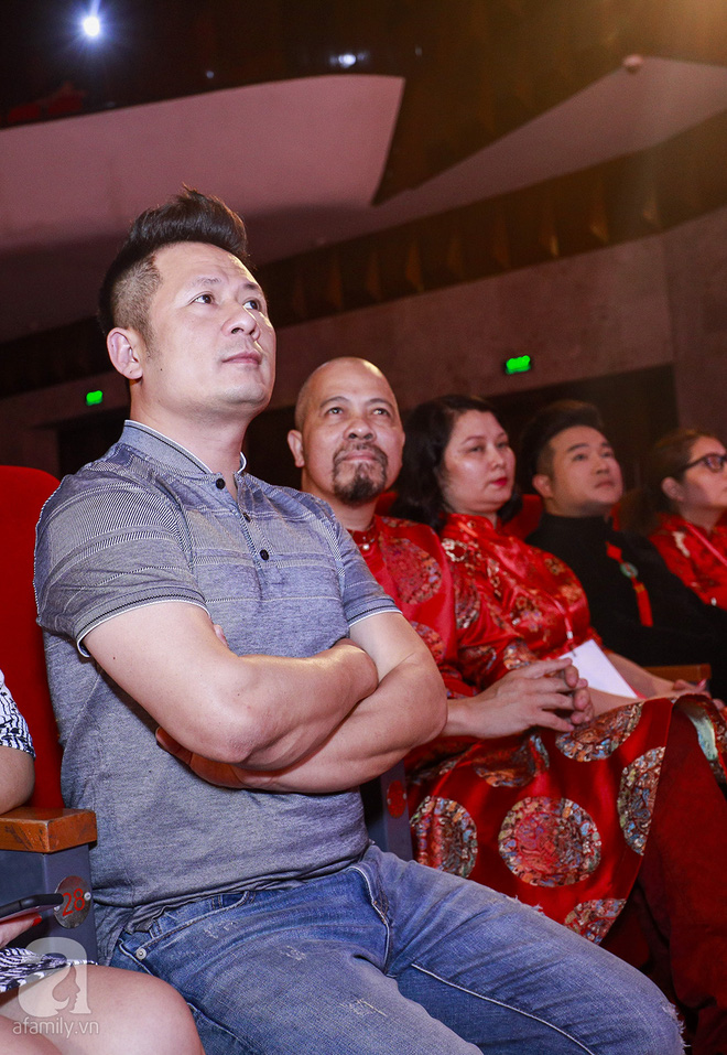 cac nghe sy noi tieng mien bac xung xinh vay ao rung rung xuc dong trong le gio to san khau