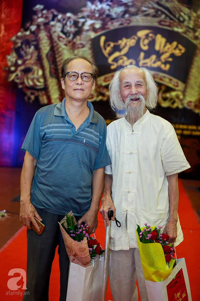 cac nghe sy noi tieng mien bac xung xinh vay ao rung rung xuc dong trong le gio to san khau