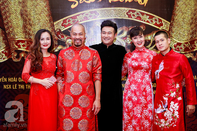 cac nghe sy noi tieng mien bac xung xinh vay ao rung rung xuc dong trong le gio to san khau