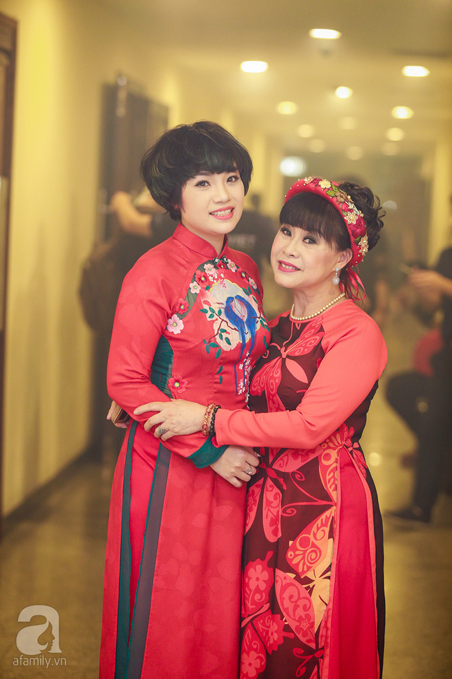 cac nghe sy noi tieng mien bac xung xinh vay ao rung rung xuc dong trong le gio to san khau