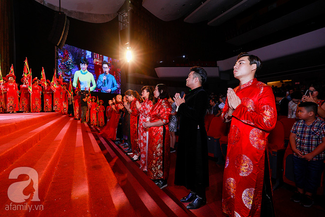 cac nghe sy noi tieng mien bac xung xinh vay ao rung rung xuc dong trong le gio to san khau