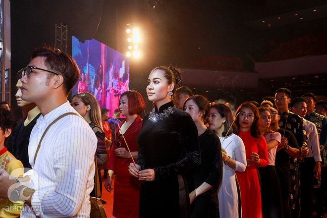 cac nghe sy noi tieng mien bac xung xinh vay ao rung rung xuc dong trong le gio to san khau
