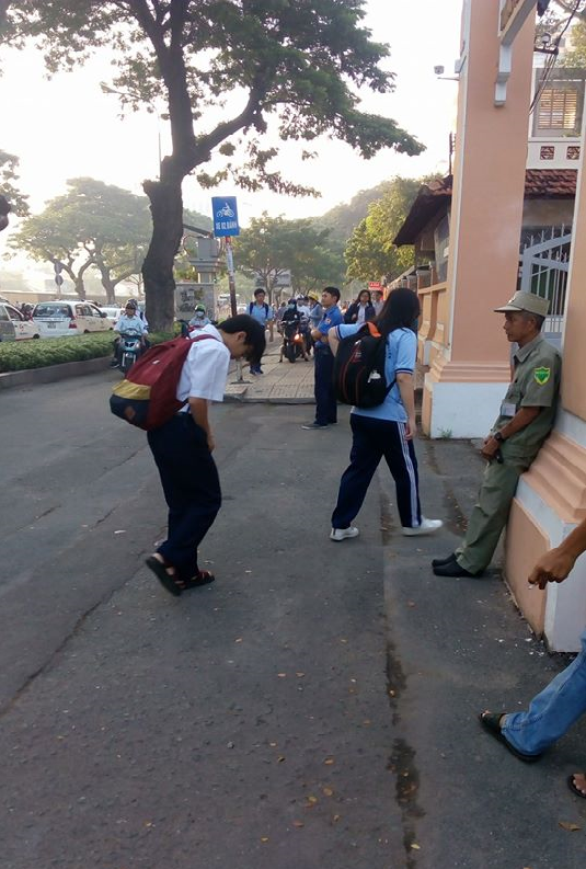 clip dang yeu nhat trong ngay hoc sinh truong thpt le hong phong cui dau chao bac bao ve truoc cong truong moi sang