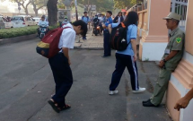 clip dang yeu nhat trong ngay hoc sinh truong thpt le hong phong cui dau chao bac bao ve truoc cong truong moi sang