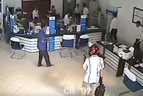 nghi pham tu sat bang chinh khau sung dung de cuop ngan hang o vinh long