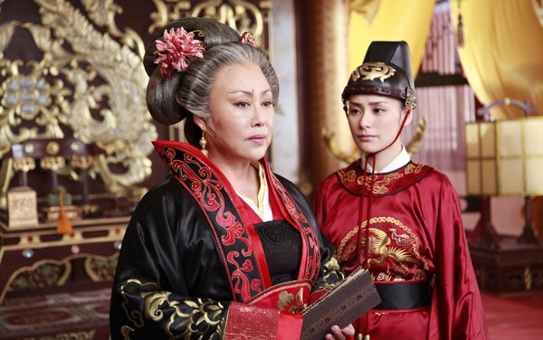 hoang hau da den doc nhat lich su trung hoa mot buoc tu no ti det vai len lam mau nghi thien ha