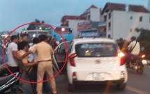 ha noi nam thanh nien tang ga thao chay sau khi tong trung csgt bo 2 nguoi ban lai hien truong