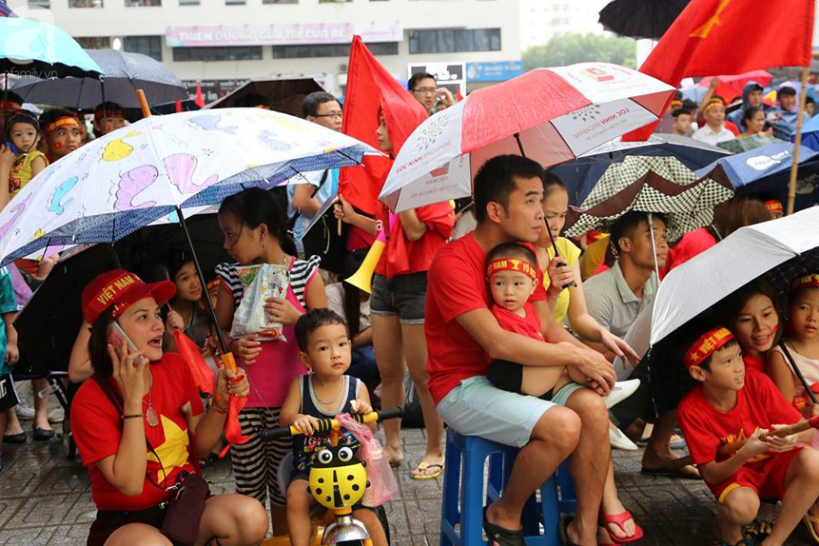 choi troi chung cu van dan hh linh dam lai dung man led 32 met vuong tiep lua cho olympic viet nam