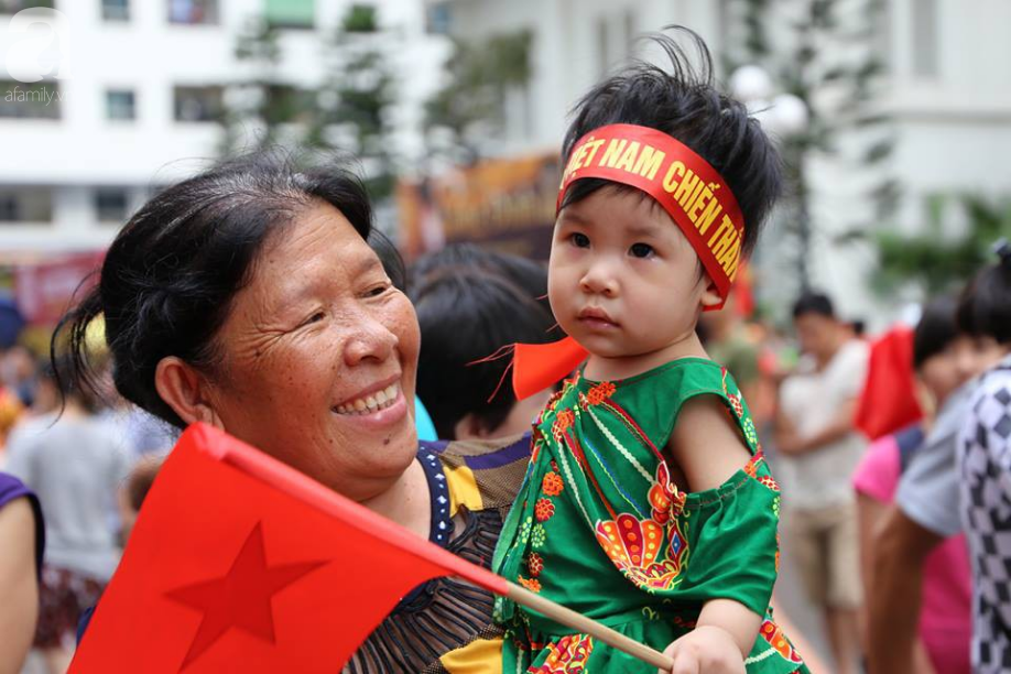choi troi chung cu van dan hh linh dam lai dung man led 32 met vuong tiep lua cho olympic viet nam