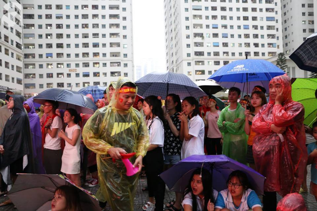 choi troi chung cu van dan hh linh dam lai dung man led 32 met vuong tiep lua cho olympic viet nam
