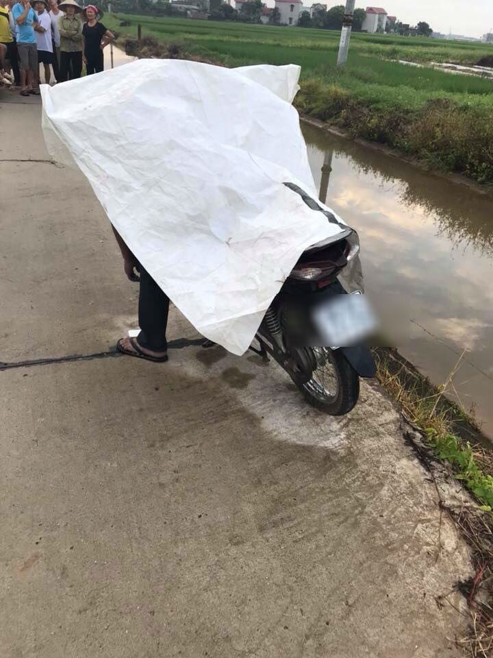 nam thanh nien chet trong tu the ngoi guc tren xe may ngoai canh dong