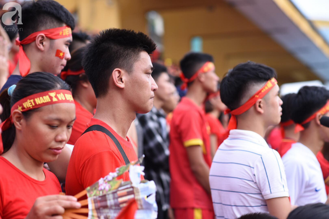 nguoi ham mo bat khoc nhieu nguoi om tim khi olympic viet nam vuot mat huy chuong dong