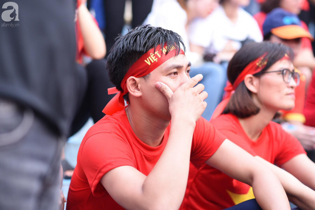nguoi ham mo bat khoc nhieu nguoi om tim khi olympic viet nam vuot mat huy chuong dong