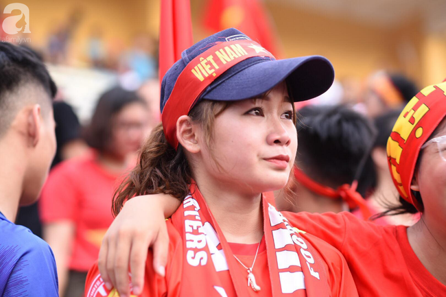 nguoi ham mo bat khoc nhieu nguoi om tim khi olympic viet nam vuot mat huy chuong dong