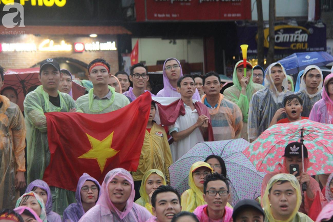 nguoi ham mo bat khoc nhieu nguoi om tim khi olympic viet nam vuot mat huy chuong dong