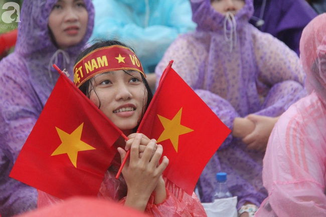 nguoi ham mo bat khoc nhieu nguoi om tim khi olympic viet nam vuot mat huy chuong dong