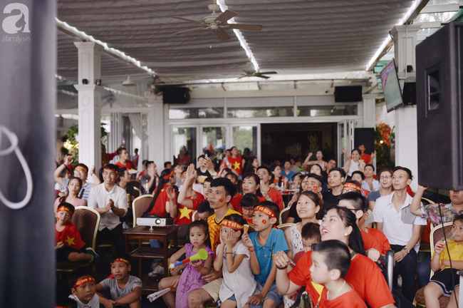 nguoi ham mo bat khoc nhieu nguoi om tim khi olympic viet nam vuot mat huy chuong dong