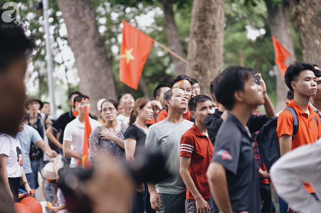 nguoi ham mo bat khoc nhieu nguoi om tim khi olympic viet nam vuot mat huy chuong dong