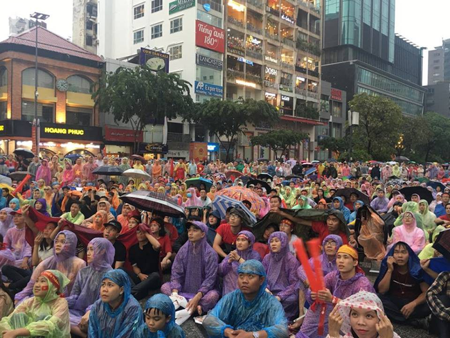 nguoi ham mo bat khoc nhieu nguoi om tim khi olympic viet nam vuot mat huy chuong dong
