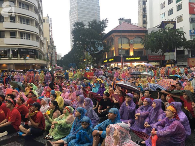 nguoi ham mo bat khoc nhieu nguoi om tim khi olympic viet nam vuot mat huy chuong dong