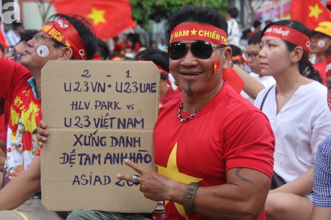nguoi ham mo bat khoc nhieu nguoi om tim khi olympic viet nam vuot mat huy chuong dong