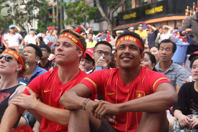 nguoi ham mo bat khoc nhieu nguoi om tim khi olympic viet nam vuot mat huy chuong dong