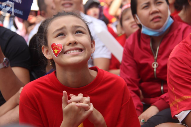 nguoi ham mo bat khoc nhieu nguoi om tim khi olympic viet nam vuot mat huy chuong dong