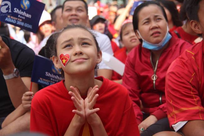 nguoi ham mo bat khoc nhieu nguoi om tim khi olympic viet nam vuot mat huy chuong dong