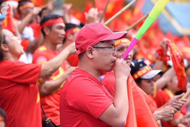 nguoi ham mo bat khoc nhieu nguoi om tim khi olympic viet nam vuot mat huy chuong dong