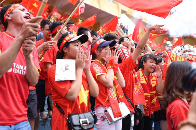 nguoi ham mo bat khoc nhieu nguoi om tim khi olympic viet nam vuot mat huy chuong dong