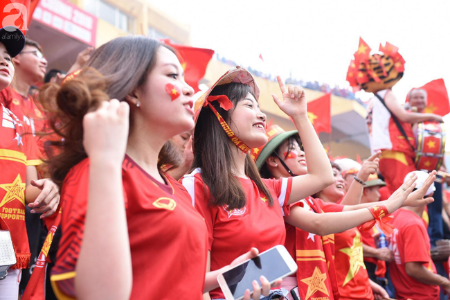 nguoi ham mo bat khoc nhieu nguoi om tim khi olympic viet nam vuot mat huy chuong dong