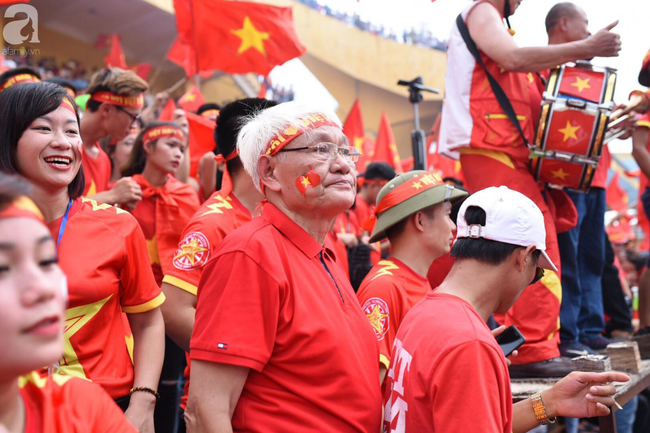 nguoi ham mo bat khoc nhieu nguoi om tim khi olympic viet nam vuot mat huy chuong dong