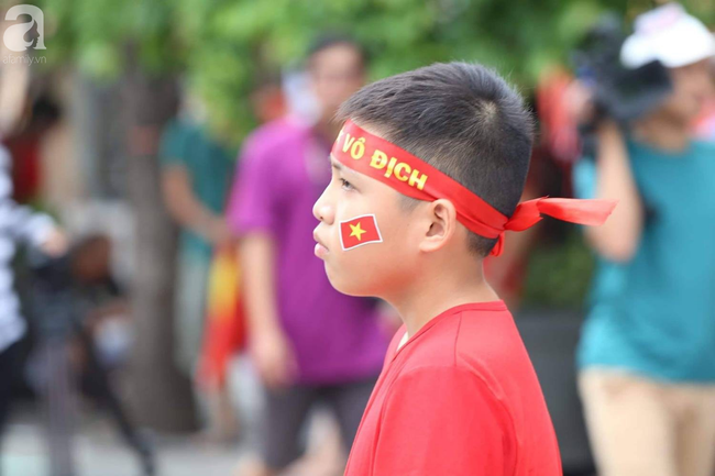 nguoi ham mo bat khoc nhieu nguoi om tim khi olympic viet nam vuot mat huy chuong dong