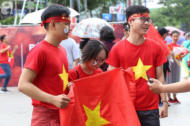 nguoi ham mo bat khoc nhieu nguoi om tim khi olympic viet nam vuot mat huy chuong dong