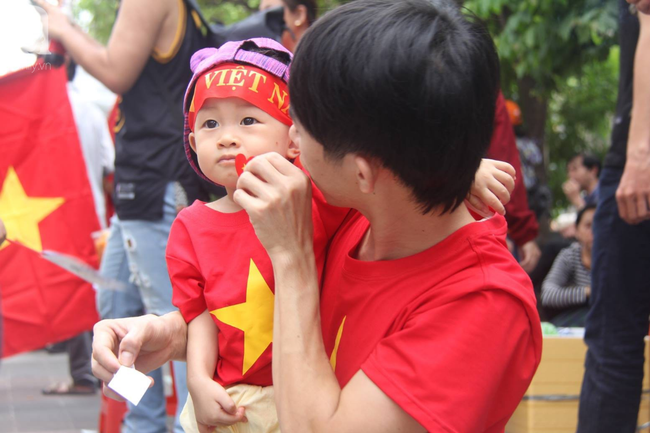 nguoi ham mo bat khoc nhieu nguoi om tim khi olympic viet nam vuot mat huy chuong dong