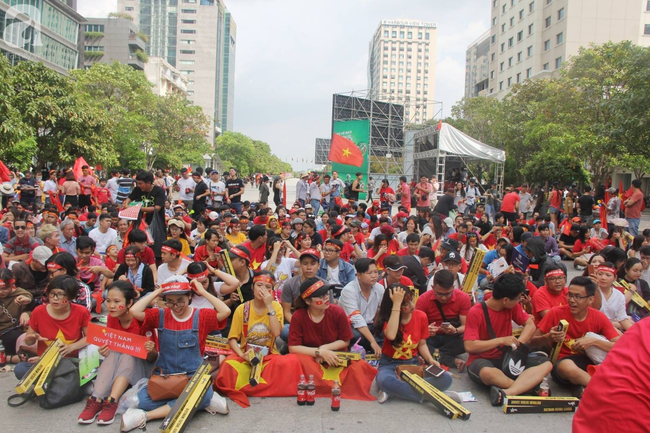 nguoi ham mo bat khoc nhieu nguoi om tim khi olympic viet nam vuot mat huy chuong dong