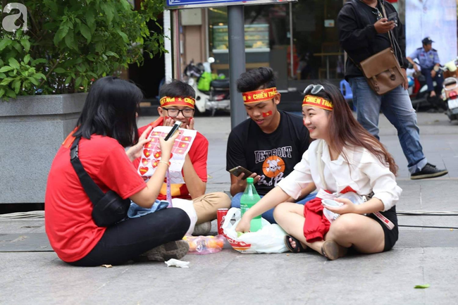 nguoi ham mo bat khoc nhieu nguoi om tim khi olympic viet nam vuot mat huy chuong dong