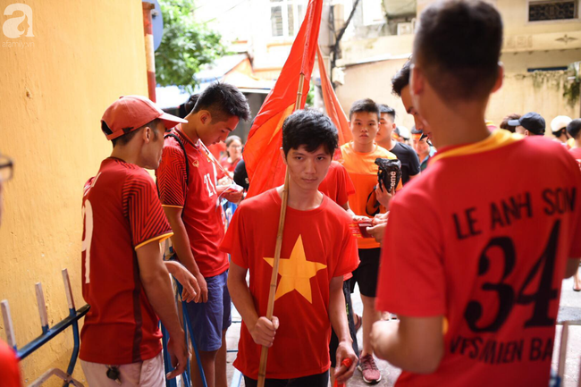 nguoi ham mo bat khoc nhieu nguoi om tim khi olympic viet nam vuot mat huy chuong dong