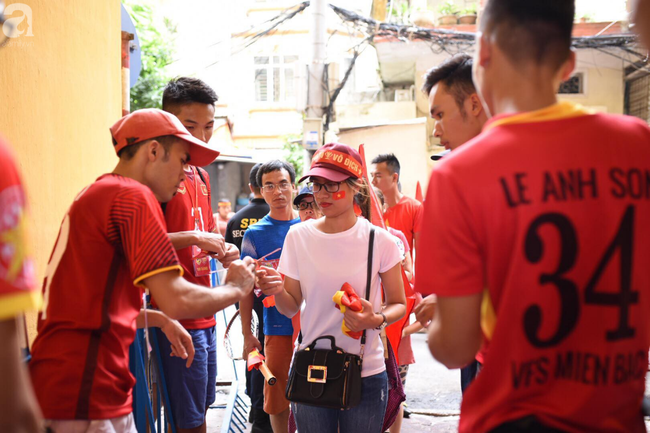nguoi ham mo bat khoc nhieu nguoi om tim khi olympic viet nam vuot mat huy chuong dong
