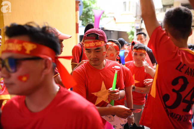 nguoi ham mo bat khoc nhieu nguoi om tim khi olympic viet nam vuot mat huy chuong dong