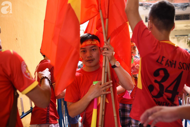 nguoi ham mo bat khoc nhieu nguoi om tim khi olympic viet nam vuot mat huy chuong dong
