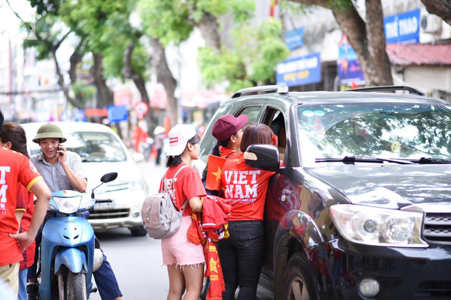 nguoi ham mo bat khoc nhieu nguoi om tim khi olympic viet nam vuot mat huy chuong dong