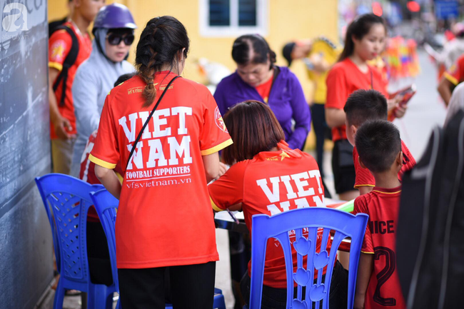 nguoi ham mo bat khoc nhieu nguoi om tim khi olympic viet nam vuot mat huy chuong dong