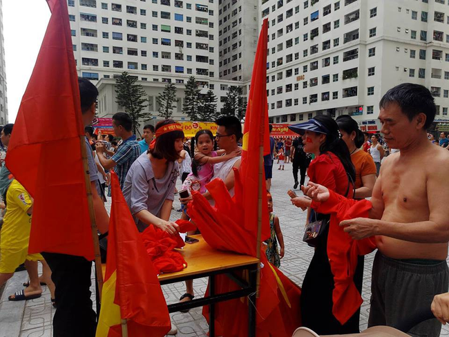 nguoi ham mo bat khoc nhieu nguoi om tim khi olympic viet nam vuot mat huy chuong dong