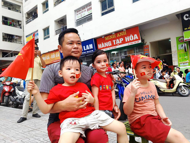 nguoi ham mo bat khoc nhieu nguoi om tim khi olympic viet nam vuot mat huy chuong dong