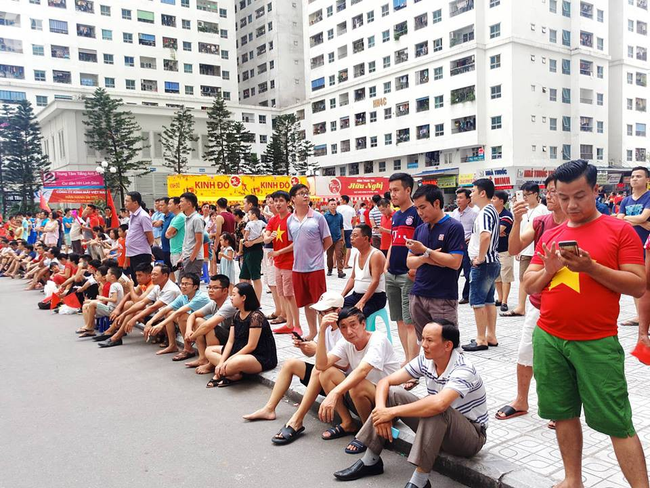nguoi ham mo bat khoc nhieu nguoi om tim khi olympic viet nam vuot mat huy chuong dong