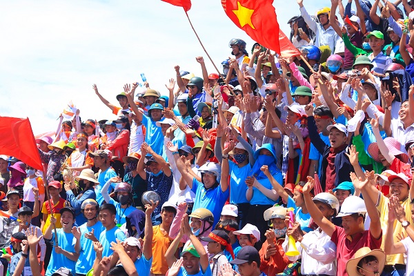 soi dong le hoi dua thuyen tet doc lap tren que huong dai tuong vo nguyen giap