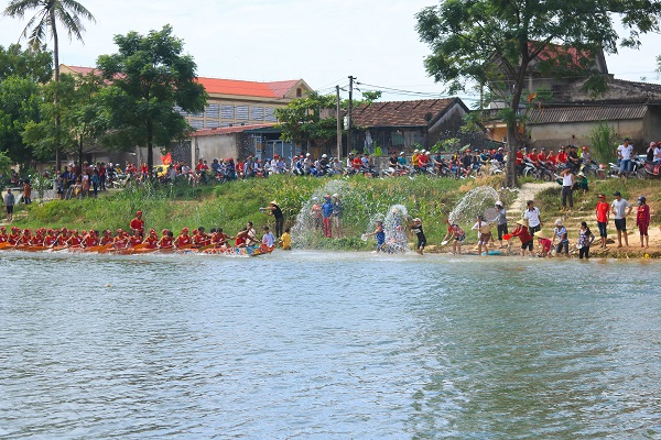 soi dong le hoi dua thuyen tet doc lap tren que huong dai tuong vo nguyen giap